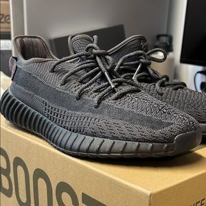 Yeezy 350s black/black/black - worn once